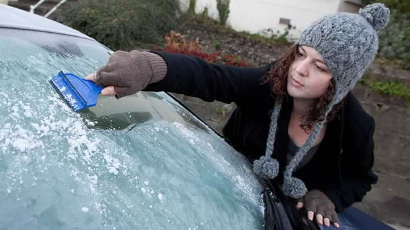 Easy solution to de-ice your windshield 